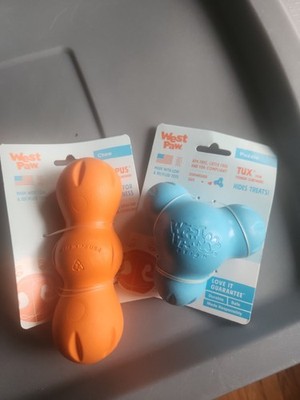 azul es el Tux diseñado para esconder premios.El juguete naranja es el Rumpus