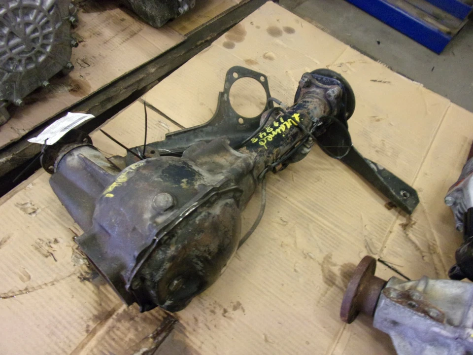 MITSUBISHI MONTERO SPORT 1997-1998 Carrier Assembly Front Axle, 3.0L, 6 cylinder Foto 2 de 3