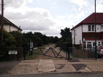 Foto A2 Eingang zu Foots Cray Meadows North Cray vom Riversid aus gesehen c2011