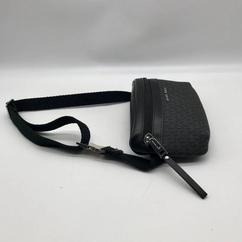 Riñonera Michael Kors negra recubierta de lona y cuero con monograma Foto 3 de 4