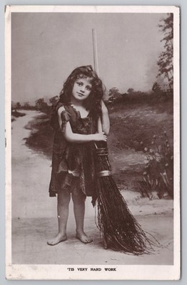 Edwardianische Kinderarbeit Postkarte ''Es ist sehr harte Arbeit, Mädchen mit Besen, Stiefel