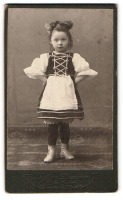 Fotografie Gustav Brenner, Stuttgart, Eberhard-Str. 47, Porträt eines Mädchens  