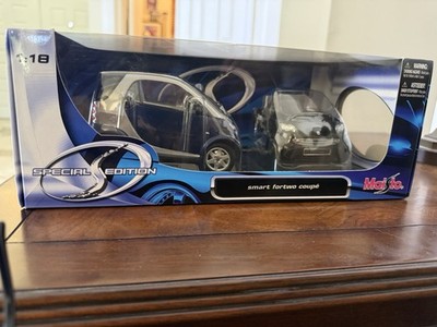 Maisto  Smart  1+1 ModelCar Special Edition Blue/Sil & Black 1:18 DieCast #31852