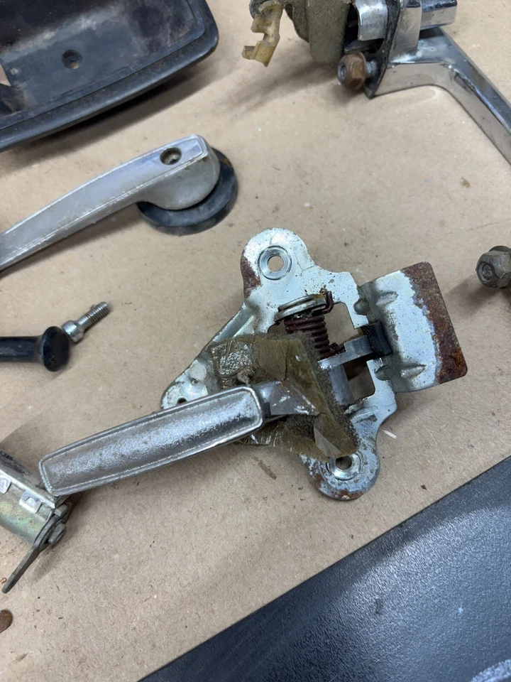 1973 1974 1975 1976 Dodge Dart Demon Valiant manijas de puerta derecha lote de herrajes OEM Foto 3 de 4