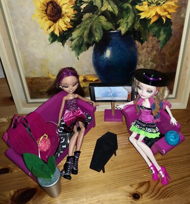 2 Ever After High Puppen mit Wohnzimmer TV Möbel, Zubehör