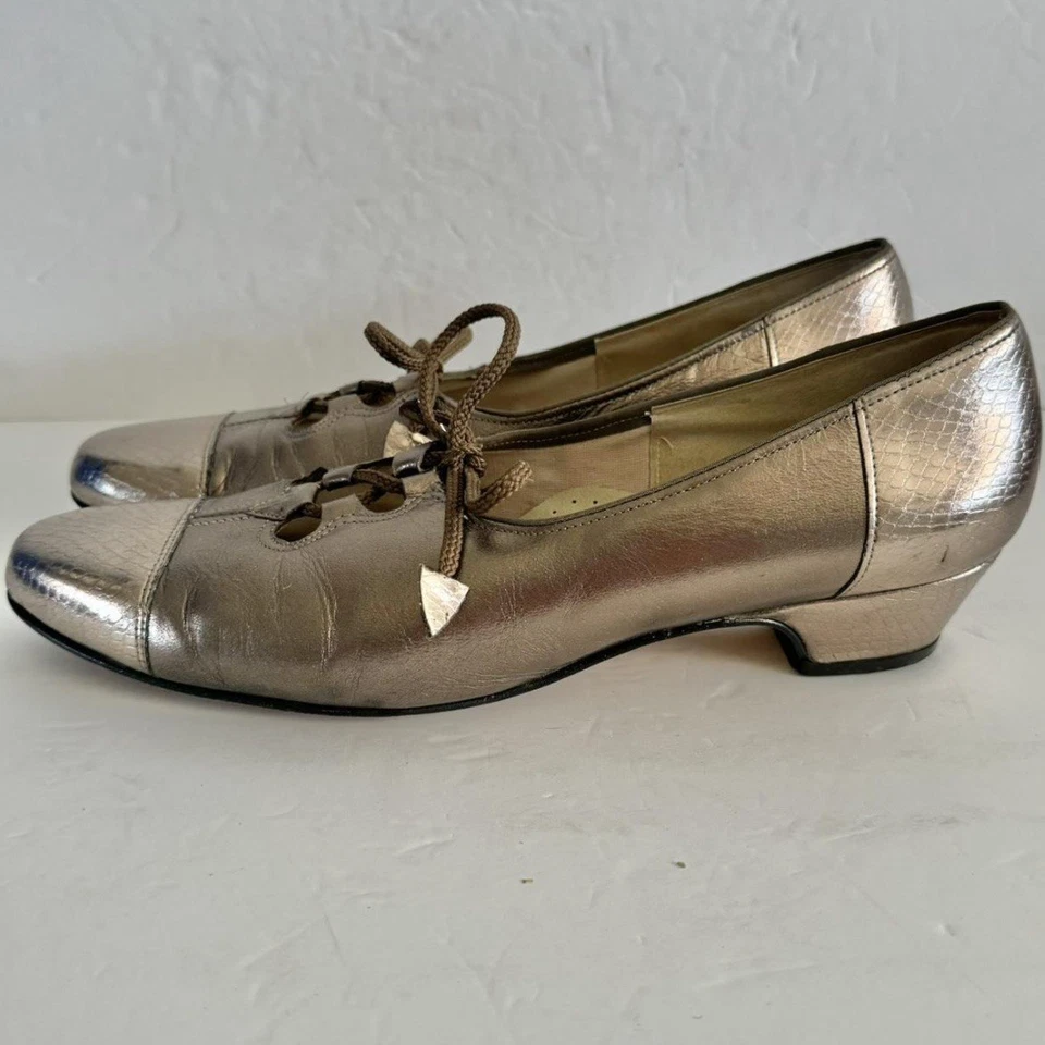Vintage 70s Johansen Ette Shoes Women's 10 Pumps Gold Leather Cap Toe - Image 2 of 4