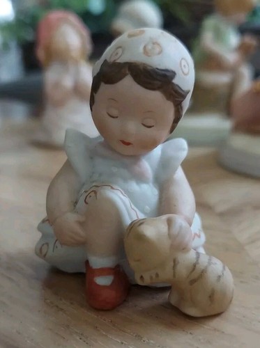 Vintage Gretchen Miniaturen Serie Gentle Love Caring Ways Girl Streichelt die Katze - Bild 1 von 6