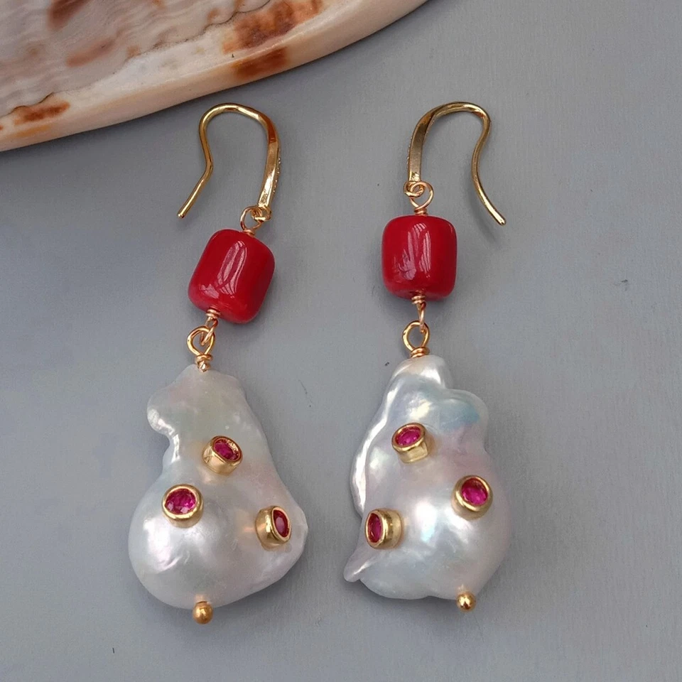 Pendientes de gancho pavé circonita cúbica colgantes de coral rojo perla Keshi blanca cultivada de agua dulce Foto 4 de 4