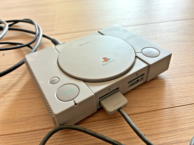 Sony PlayStation 1 Classic Mini Konsole / Spiele vorinstalliert + 2 Controller