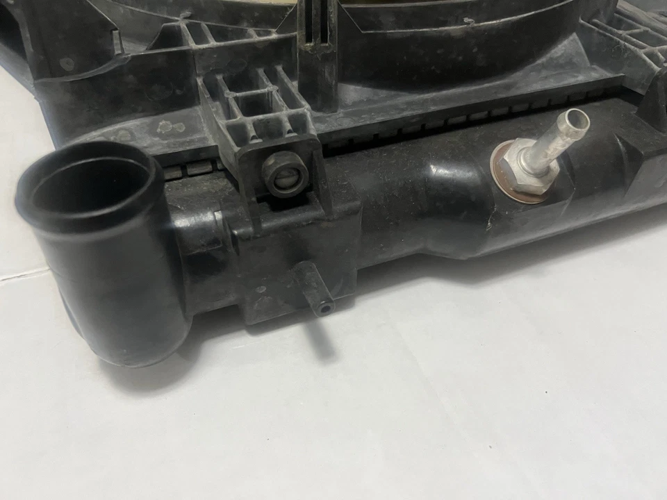 Radiador Subaru Outback Legacy Wagon 2001-2004 2,5 L con montaje de ventilador de refrigeración del motor Foto 3 de 4