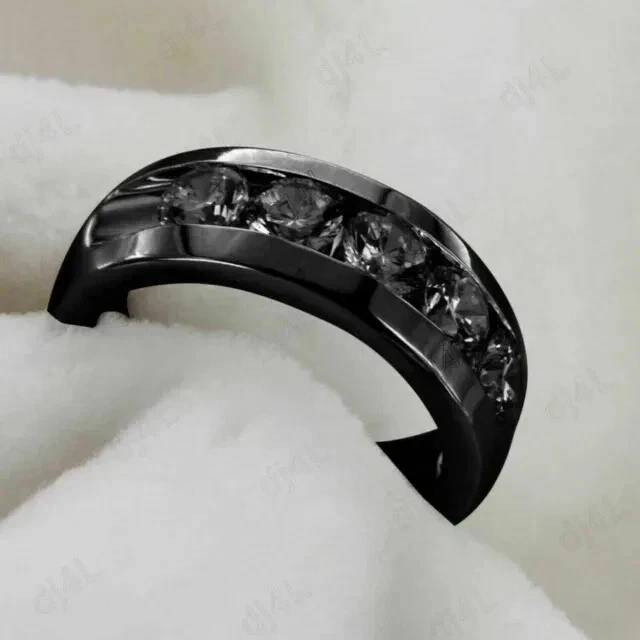 Alianza de boda para hombre de diamantes de corte redondo creado en laboratorio de 3 quilates enchapada en oro negro de 14 quilates Foto 3 de 4