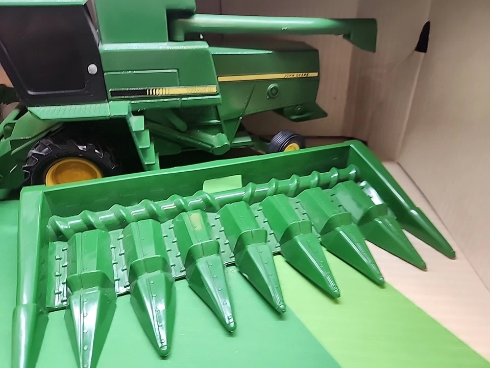 John Deere TITAN II Combine 6620 7720 8820 1:24 NICE Ertl Diecast NIB 16 - Image 3 of 4