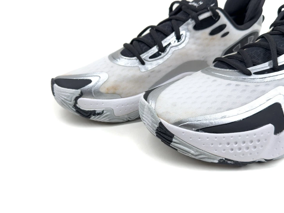 Zapatos para correr de baloncesto Under Armour Spawn 5 negros/blancos/plateados para hombre 11,5 Foto 3 de 4