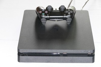 PS4 Slim Konsole mit drei Games 