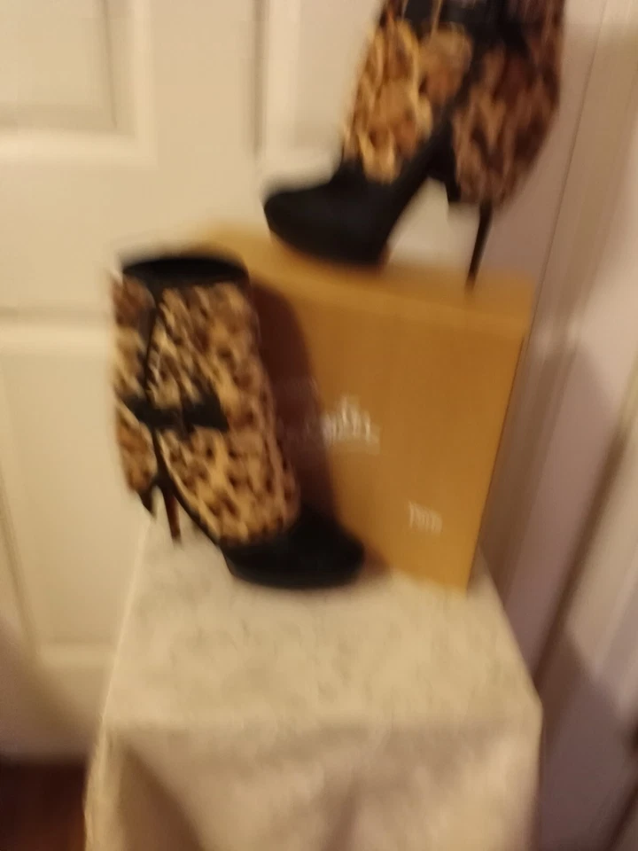 Christian Louboutin Bota Corta Piel de Poni/Becerro Leopardo Negra Talla 41.5 Foto 2 de 4