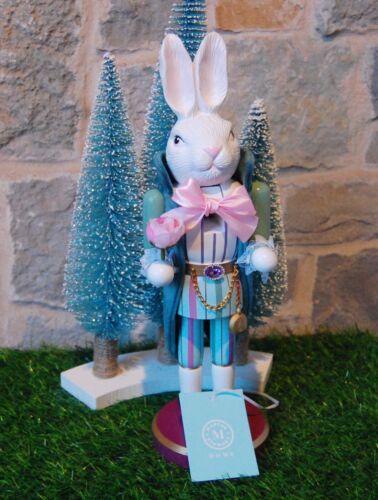 Cascanueces Martha Stewart Conejo de Pascua Nuevo con Etiquetas 14" de Alto Sombrerero Loco Conejo Arco Rosa - Imagen 4 de 4