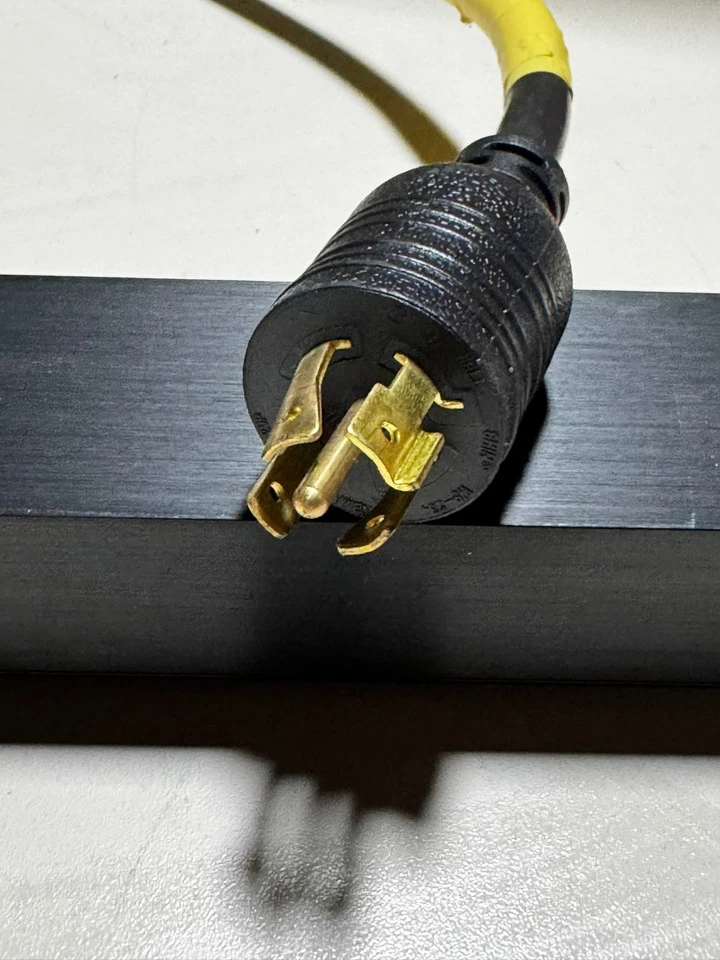 Eaton PDU3MV6L2120B EATON TRIPP LITE SERIES 5.7KW 3-PHASE LOCAL METERED PDU, 208 - Image 2 of 3