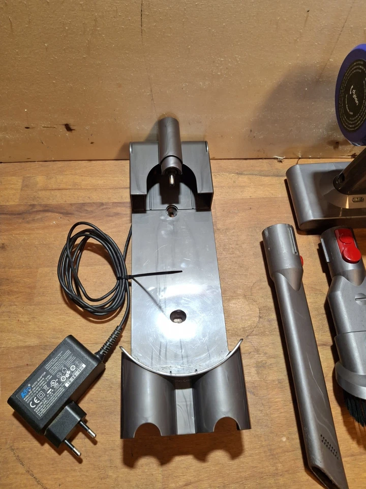 Original Dyson V7 Akku Kabelloser Staubsauger Akkusauger Grundgerät Funktioniert - Bild 3 von 4