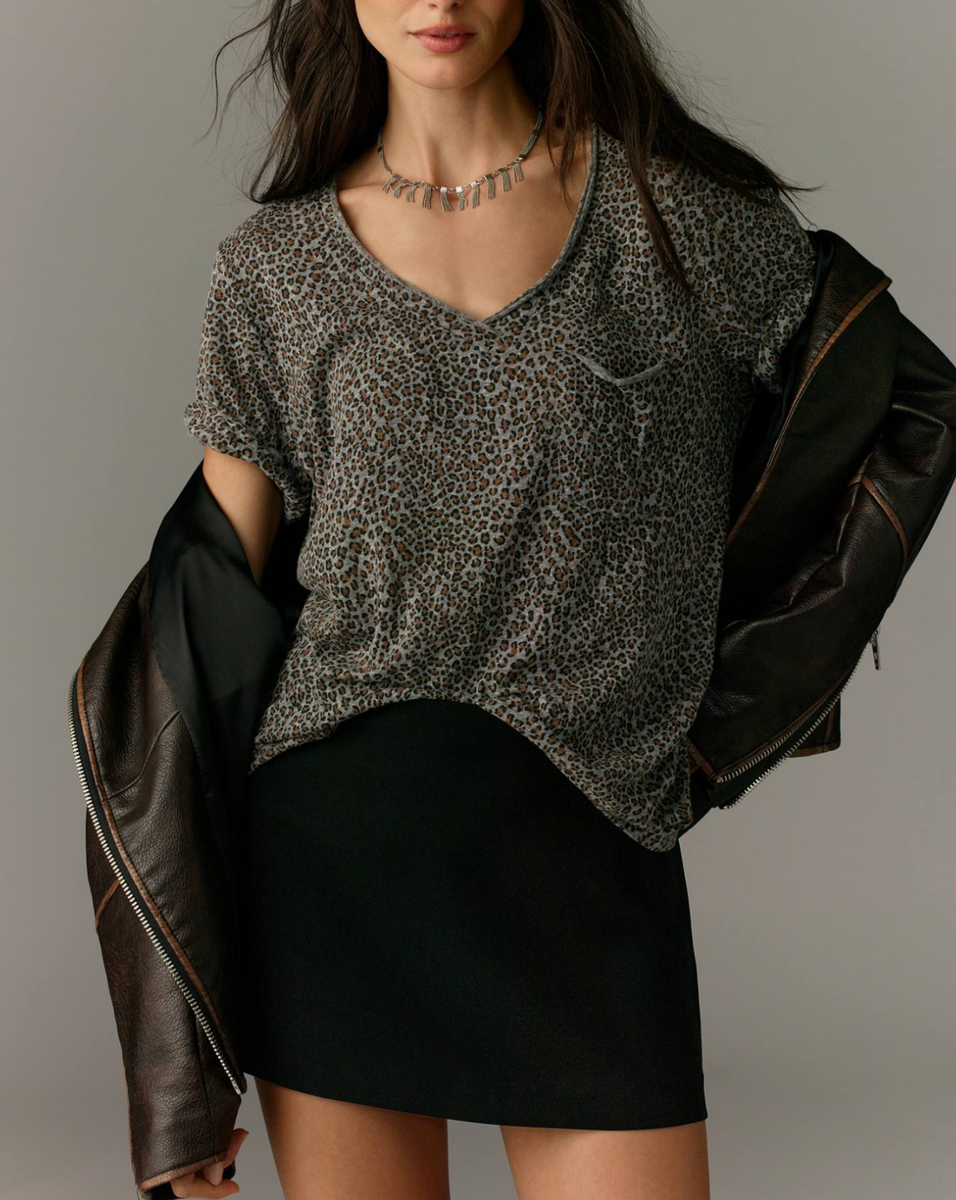 リクエスト Anthropologie T.La Grey Animal Print Short Sleeve Classic V-neck