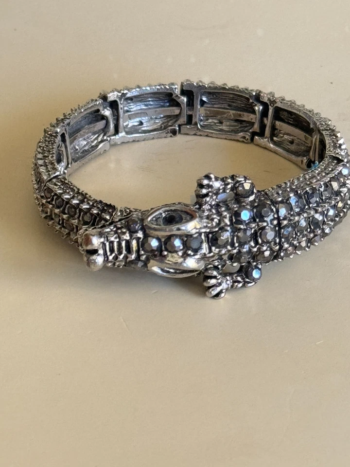 Pulsera envolvente de cocodrilo de diseñador Natasha con joyas con pedrería de cuarzo ahumado Foto 2 de 4