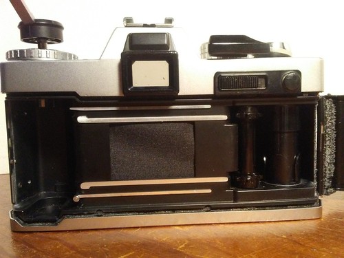 Corpo fotocamera Yashica FR-II e manuale, non testata - venduta così com'è - Foto 11 di 13