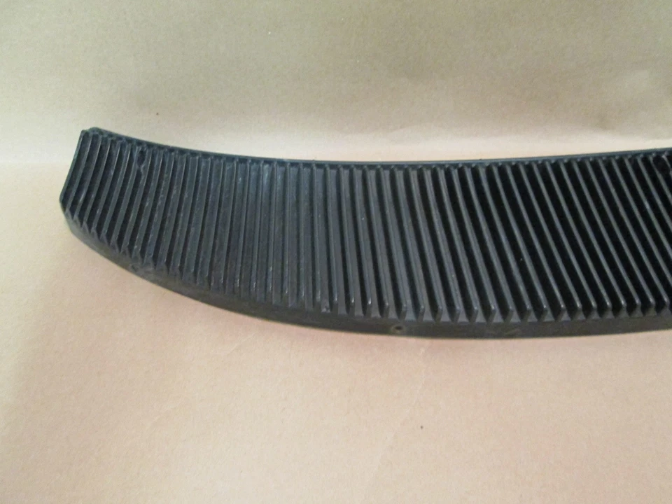 Ferrari Mondial — правосторонняя наружная решетка — капот лобового стекла No 60587500 - Изображение 4 из 4