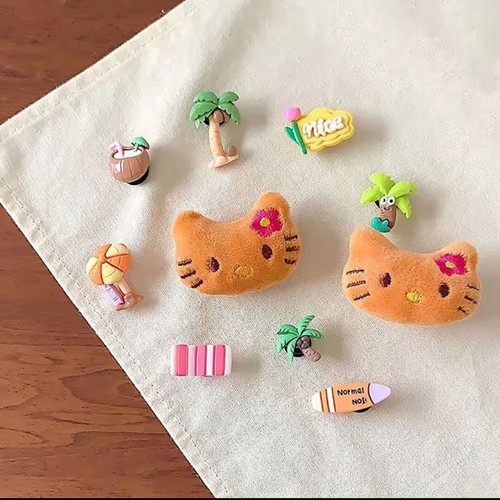 Juego de 10 dijes de zapatos de felpa Hello Kitty compatibles con Crocs - Imagen 3 de 4