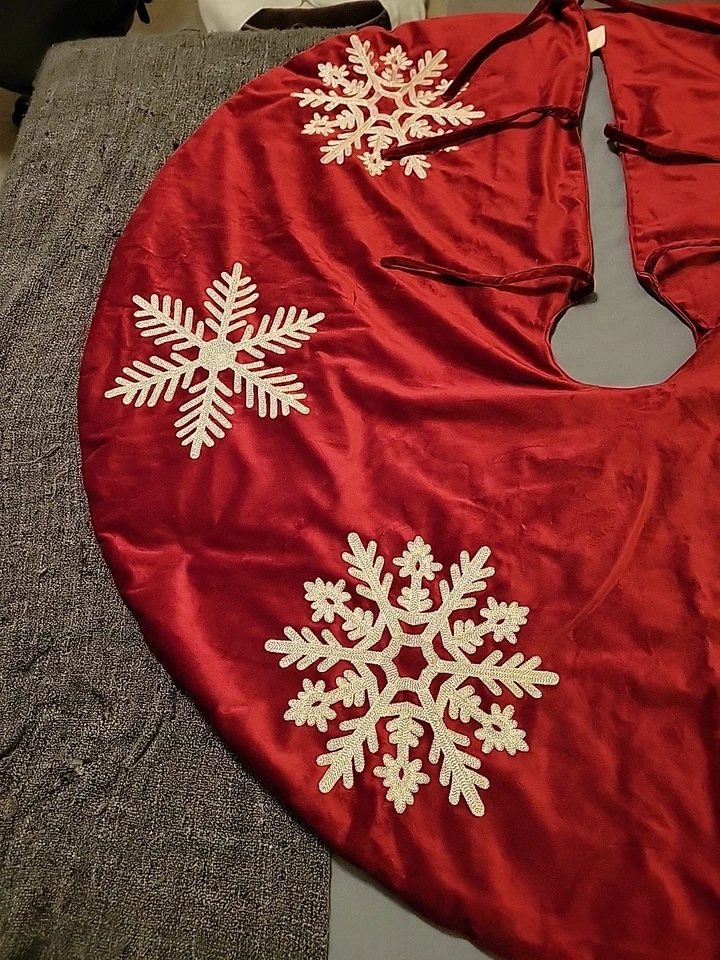 RODEO HOME Elegant Christmas Tree Skirt Deep Red - Image 2 of 4