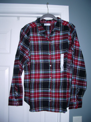 BRAND NEW SIZE XL WOMEN'S LONG SLEEVE FLANNEL BLACK & RED CROFT & BARROW SHIRT