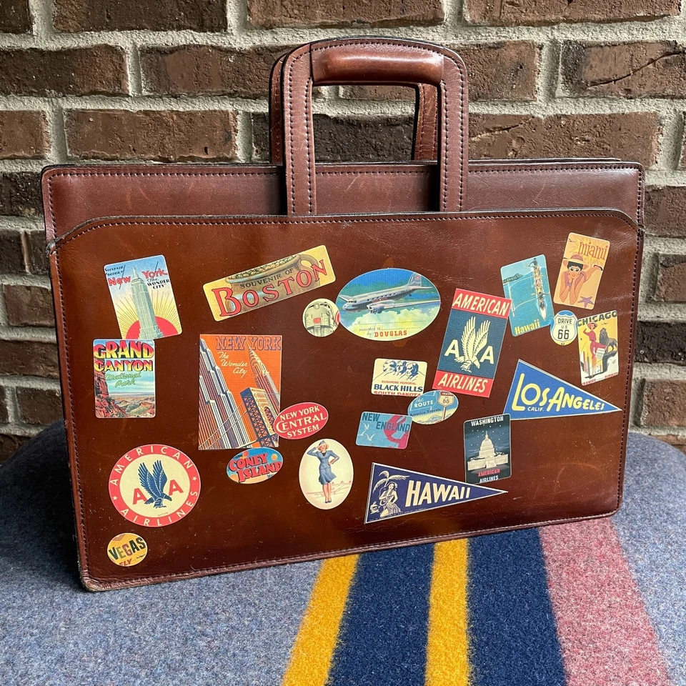 BOLSO MALETÍN MACBOOK PRO CALCOMANÍA DE VIAJE VINTAGE AÑOS 70 CUERO SILLA DE MONTAR EE. UU. R$998 Foto 4 de 4