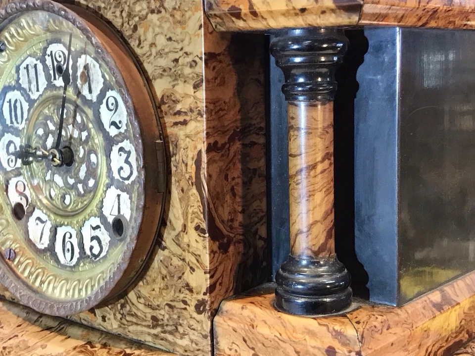 VINTAGE ANTIQUE  USA GILBERT KEY WOUND STRIKES  CLOCK,OAK CASE - Image 4 of 4