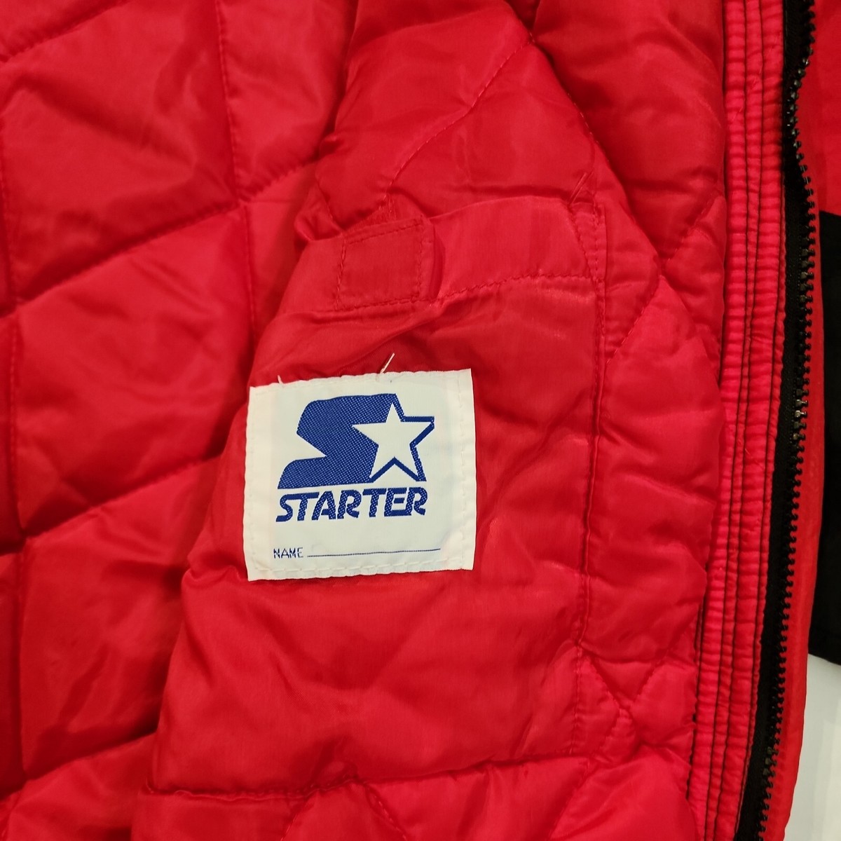 Vtg 90's Starter Zip Red & Black Chicago Bulls Puffer Style Vtg 90's Starter Zip Red & Black Chicago Bulls Puffer Style