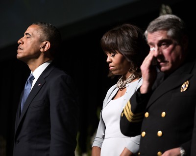 BARACK OBAMA & MICHELLE AT MEMORIAL SERVICE IN WACO, TEXAS - 8X10 PHOTO (AZ552)