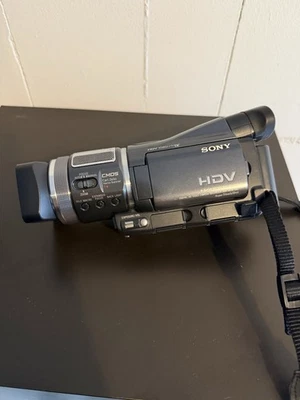 Sony HDR-HC1E HDV 1080i MiniDV Camcorder Set - Bild 1 von 4