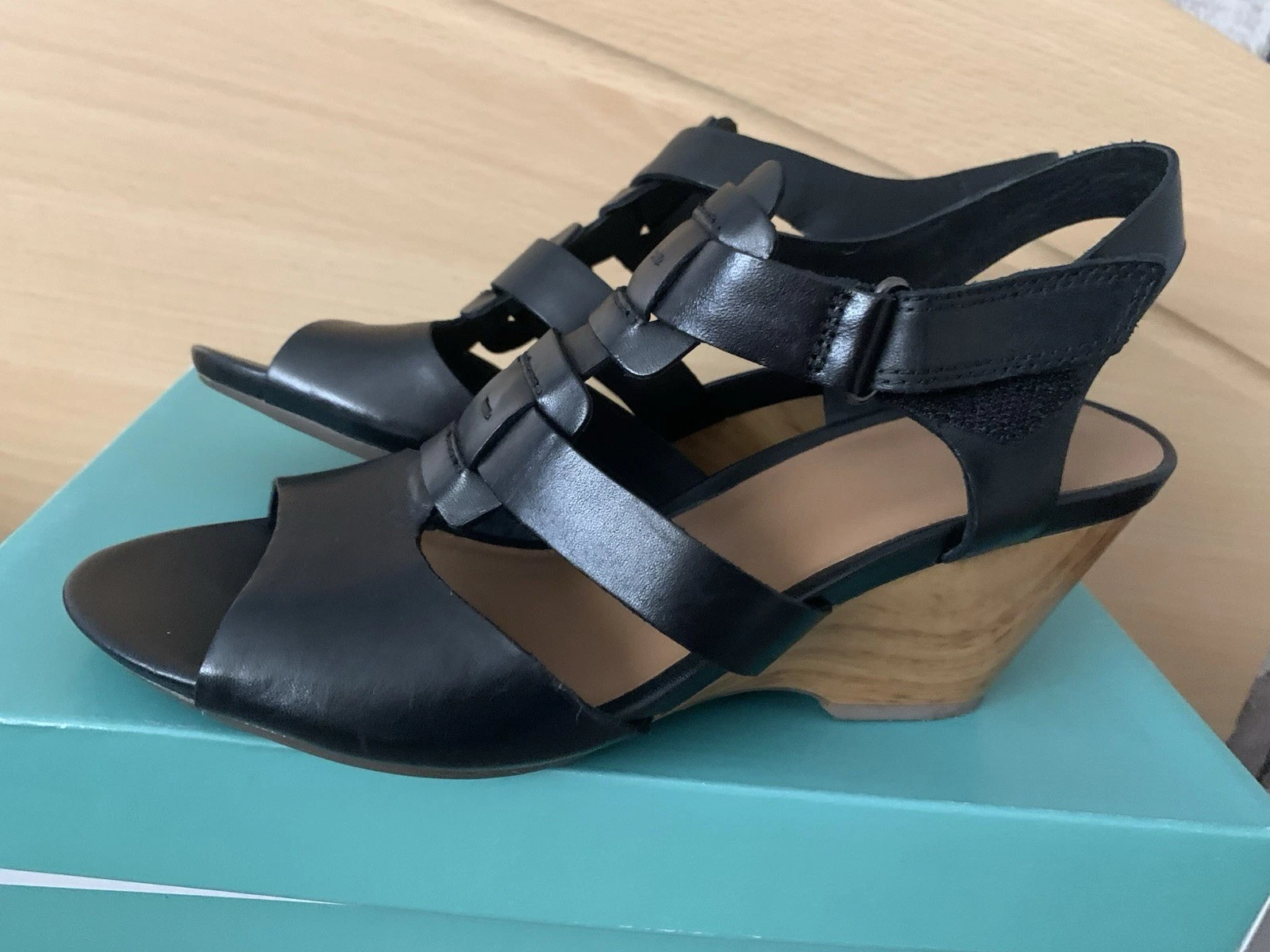 Sandali con zeppa CLARKS POPPLE RUMBA NERI UK5 5 misura tacco D altezza: 8 cm nuovi donna