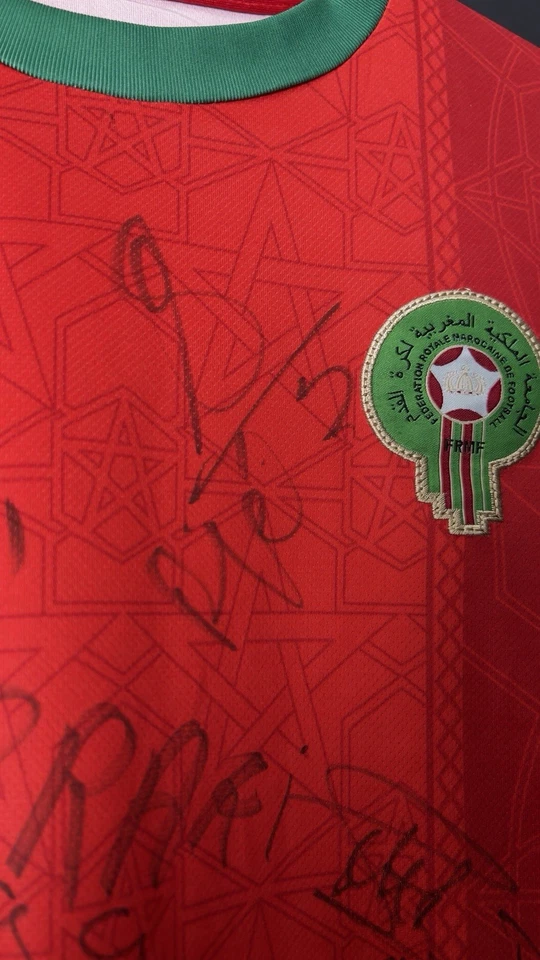 maillot maroc Signé Par Piqué Et Joueurs Du Maroc - Photo 2/4