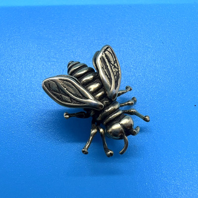 Metropolitan Museum Art Brooch 1982 MMA Bee Pin /Gold-Tone
