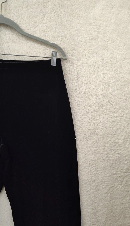 Pantalones de mujer Linea pequeños negros mezcla de polietileno rectos calce regular frente plano Foto 3 de 4