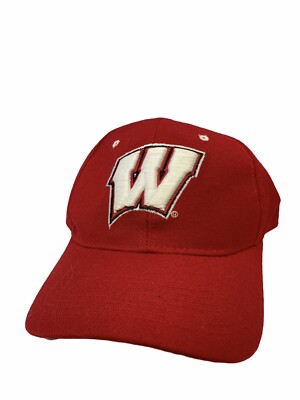 WISCONSIN BADGERS RED NCAA VINTAGE FITTED SIZED ZEPHYR DHS CAP HAT Size M 7 1/8