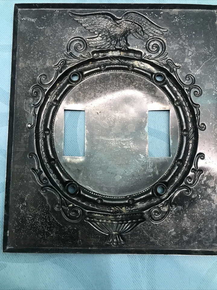 Placa de interruptor de pared vintage plateada. Foto 4 de 4