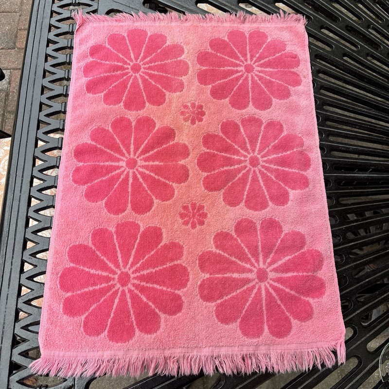 VTG Mohawk Tastemaker Bright Pink Sculptured Daisies Hand Towel - Flower Power