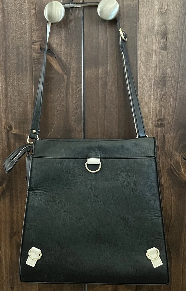 Bolso de mano convertible Betsey Johnson acolchado negro con cierre de metal dorado VER DESC Foto 2 de 4