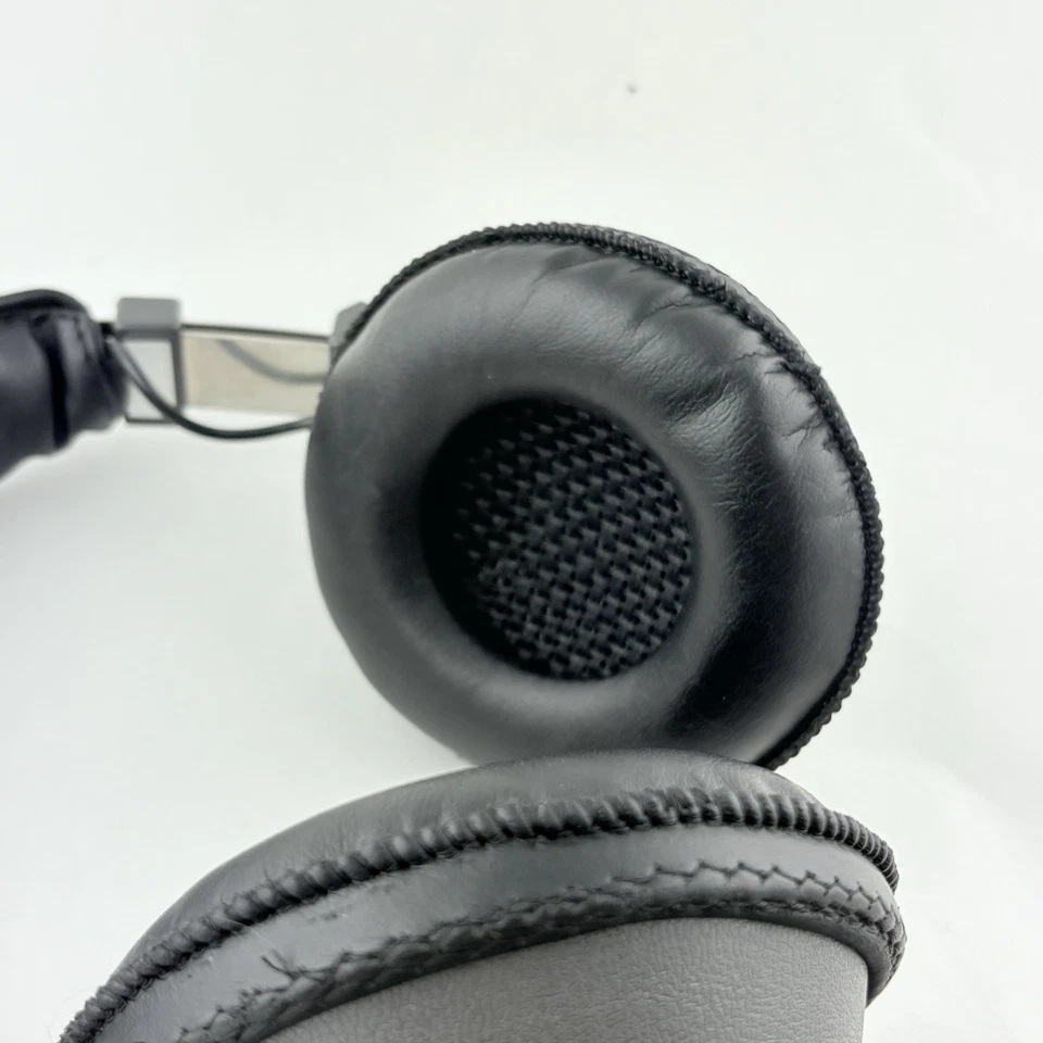 Auriculares de estudio estéreo vintage realistas Nova20 funcionando en ambos lados Foto 2 de 4