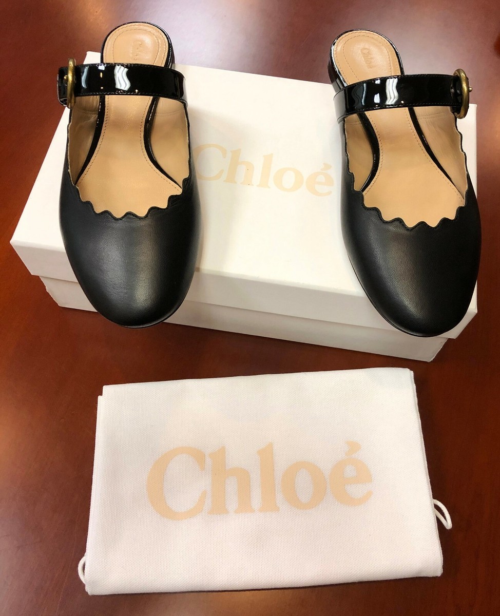 サンダル・ミュール Chloe Leather Flat Mules With Square Toe And Embroidered Chloé Flower Sandals Mule in Obscure red | Chloé US