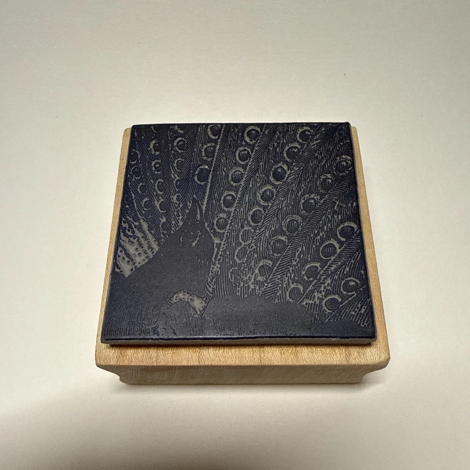 Пурпурный канадский резиновый штамп с перьями павлина 2 дюйма x 2 дюйма - Изображение 2 из 4