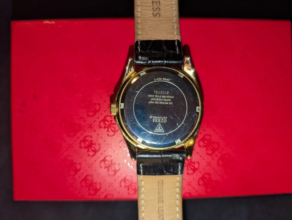 Reloj Guess (Mujer) Completo Con Caja Original y 4 Bandas Guess (Mantiene el tiempo) Foto 2 de 4