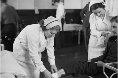 Photo:Nurses Treating Patient 1930s Women Health Care Workers Uniforms