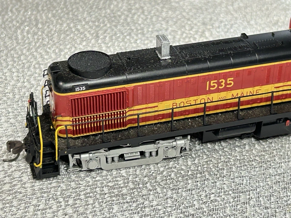 Atlas HO ALCO RS3 Boston And Maine Diesel Locomotive #1535 - Image 4 of 4