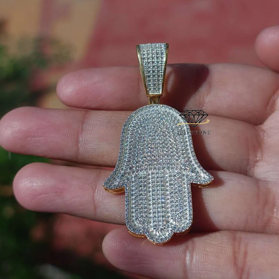 Colgante de 2" de oro amarillo de 14 quilates brillante moissanita D/FL sobre mano de Hamsa de 2,76 quilates para hombre Foto 4 de 4