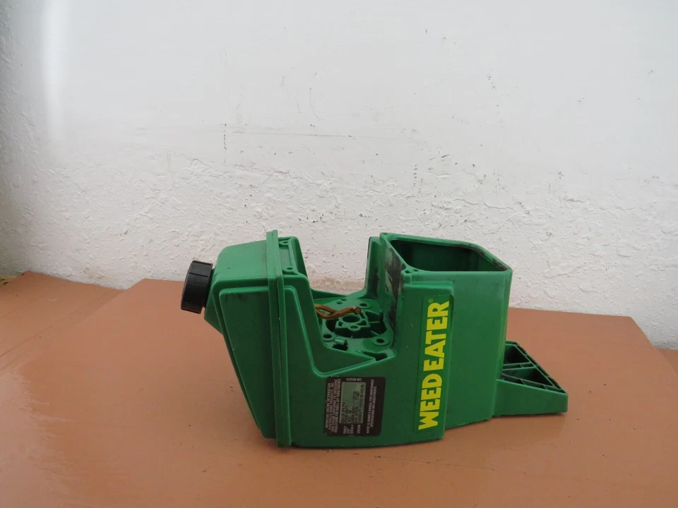 Weed Eater WT3100 String Trimmer OEM Fuel Tank 530-37939 - Image 3 of 4